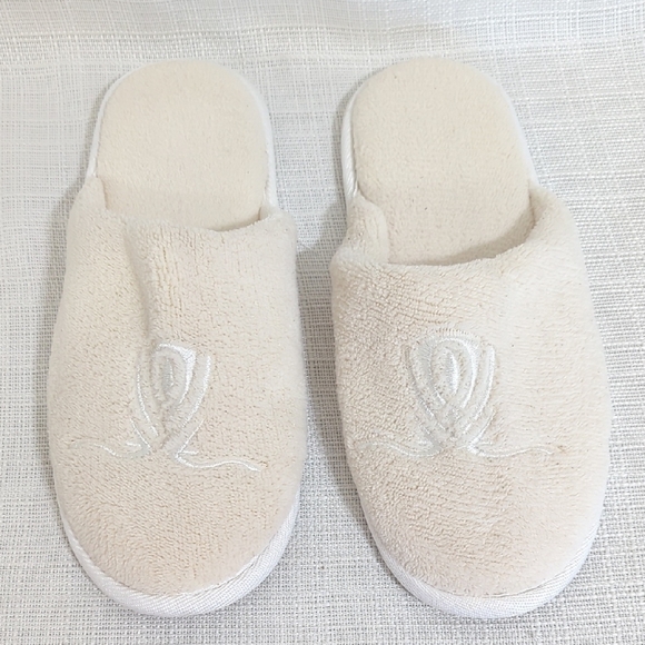 New Wynn Resorts Las Vegas Cream Slippers with Embroidered Logo Size 6/7 Small - Picture 2 of 6